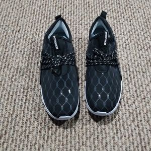 Meinianguan sneakers.